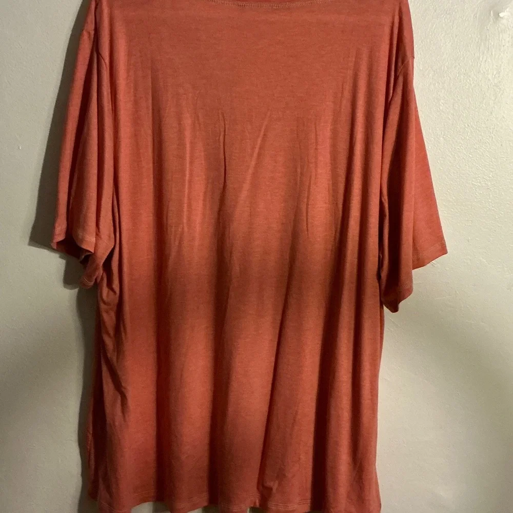 BloomChic Coral V-Neck Short Sleeve Top - Picture 6 of 6